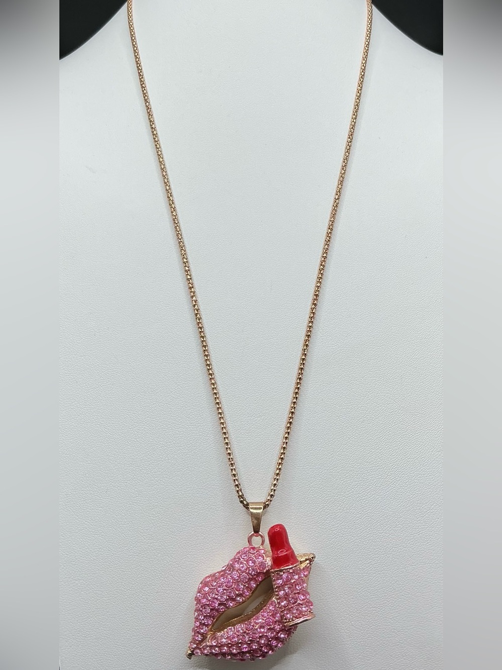 BETSEY JOHNSON GOLD TONE PINK CRYSTAL PAVE RED ENAMEL LIP AND LIPSTICK PENDANT